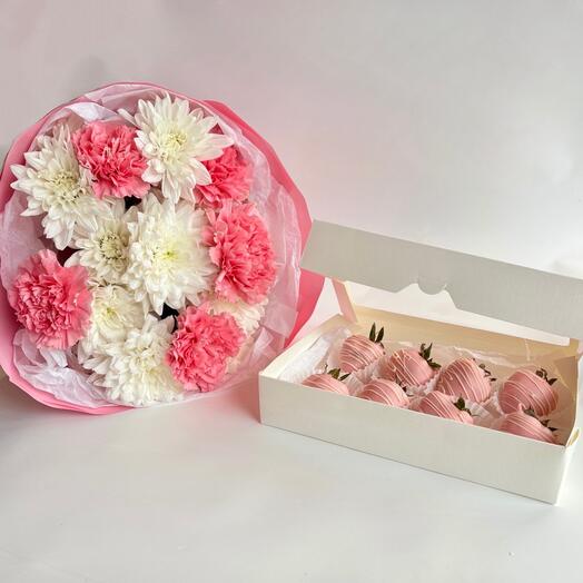 Букет кустовых хризантем и розовых диантусов и набор клубники в белом шоколаде