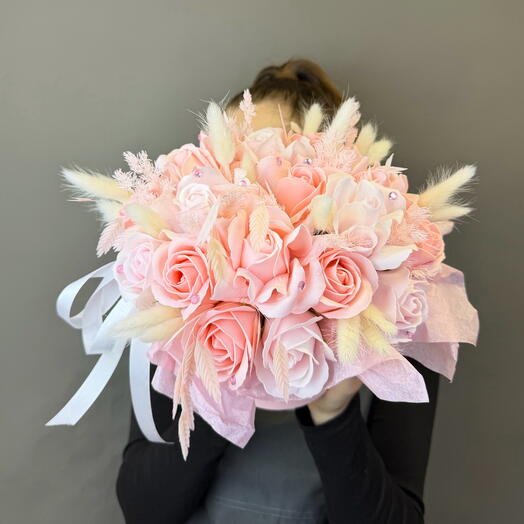 Композиция из мыльных роз со стразами