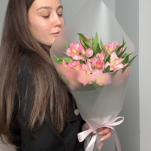 Розовая альстромерия для мамы на День Матери