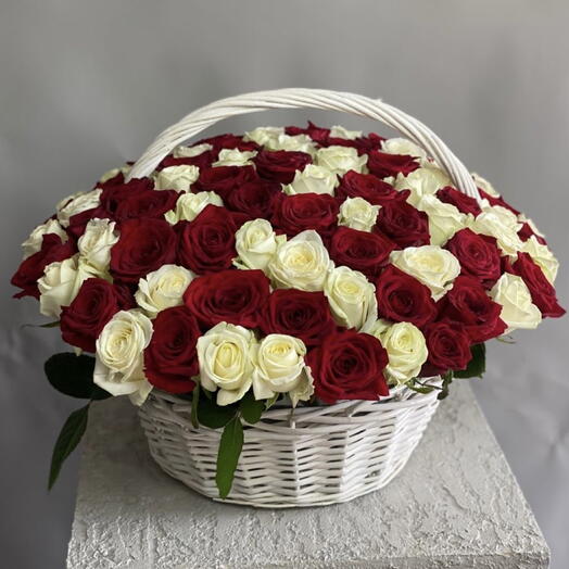 Корзина с белыми и красными розами 101 Роза