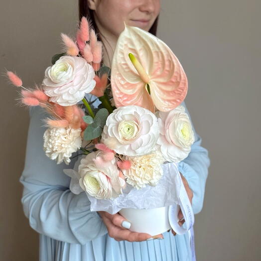 Коробка с ранункулюсами, антуриумом и гвоздиками