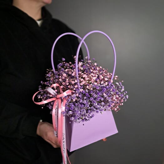 Фиолетово-розовая гипсофила в сумочке для мамы