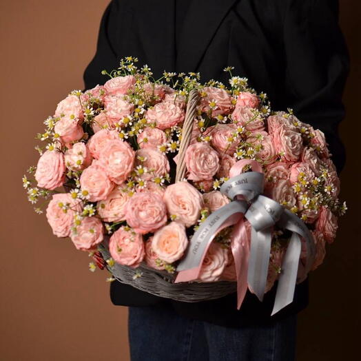 Корзина с кустовыми пионовидными розами и ромашками