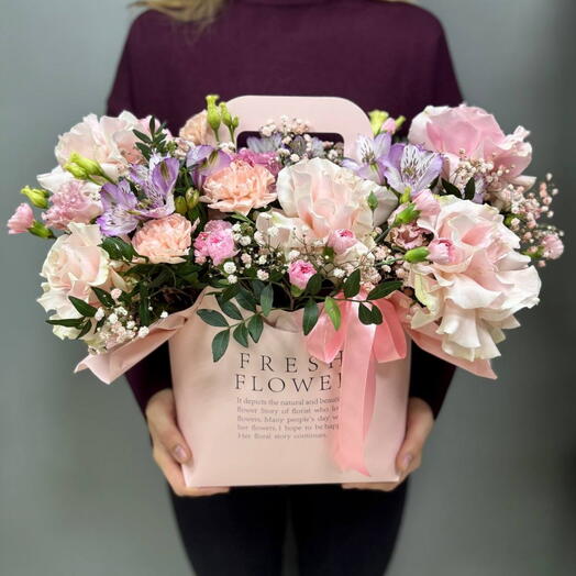Сборная коробка с альстромерией,диантусами и французской розой 💐