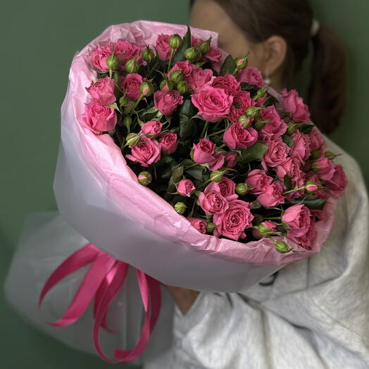 Букет из 15 кустовых ярких фуксия роз