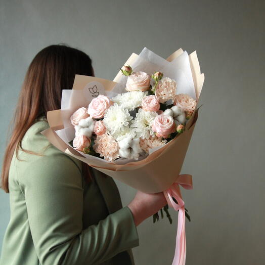 Букет нежный с хлопком, пионовидными розами и хризантемой