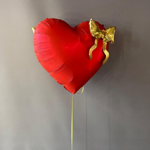 Красное сердце с золотыми бантиками