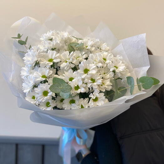 Букет из кустовой хризантемы и эвкалипта