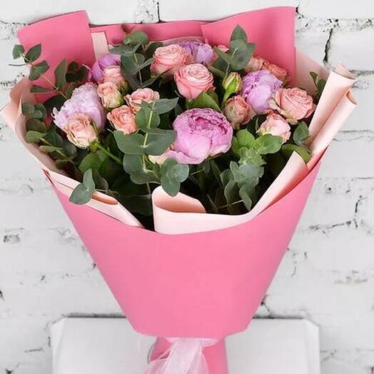 Bouquet of 5 peonies with a bush rose