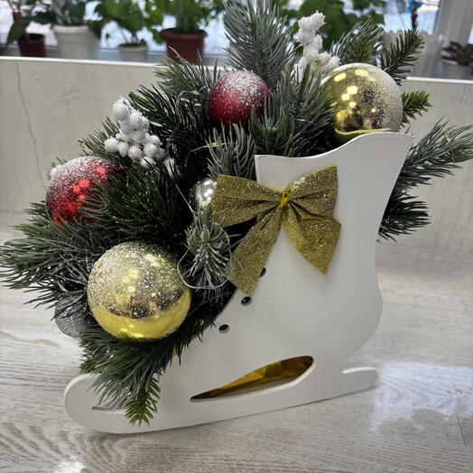 Новогодние коньки (искусственная ель)