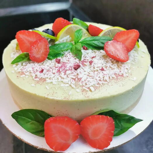 Raw-vegan торт «Лайм и базилик с клубничной начинкой внутри» и декор из ягод