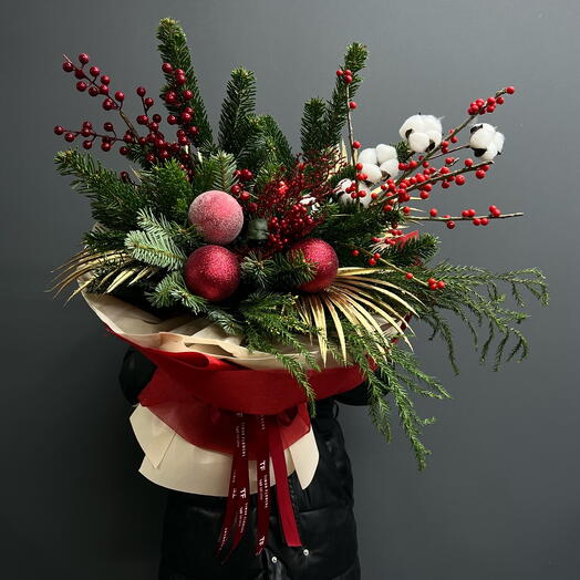 Букет Ароматной ели с Илексом и новогодними игрушками