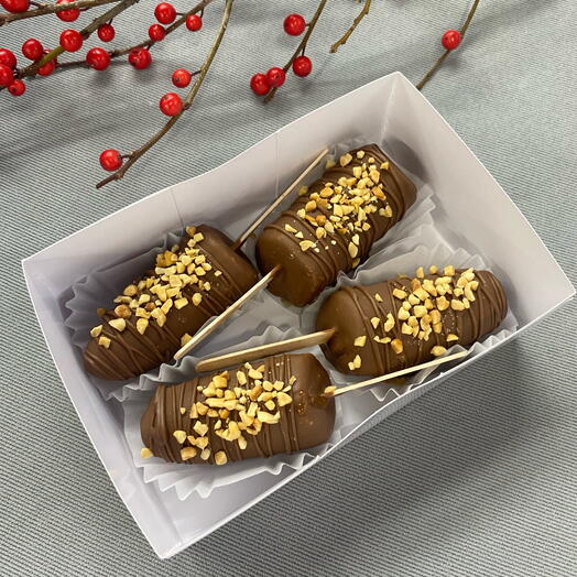 Бананы в молочном шоколаде 4 шт с посыпкой из обжаренного арахиса