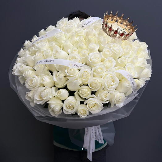 Объемный букет из 101 белой розы с Короной