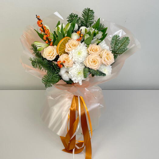 Зимний букет с нобилисом, кустовой розой, хризантемой и илексом