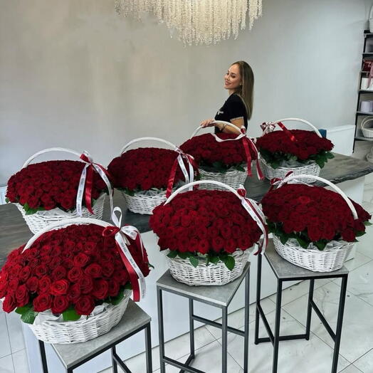 7 корзин по 101 розе Flower Lab