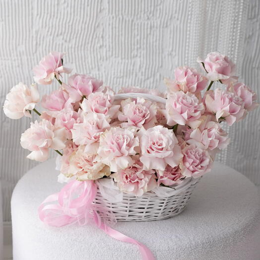 Корзина из 45 ажурных роз