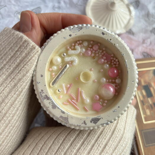 Свеча ароматическая в гипсовом подсвечнике - шкатулке Волшебная карусель с ароматом Кристаллы розового сахара