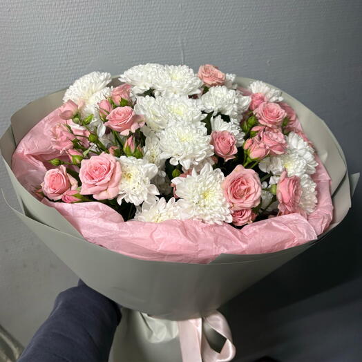 Букет из нежной кустовой розы и хризантемы Алтай