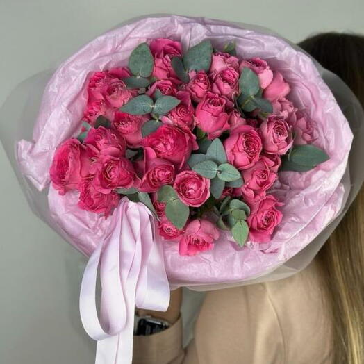 Яркий сочный букет розовые кустовые розы