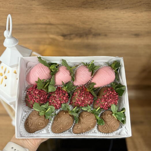 Клубника в шоколаде 12 шт «Нежность»+ подарок от Vivienne Sabo — румяна MACARON