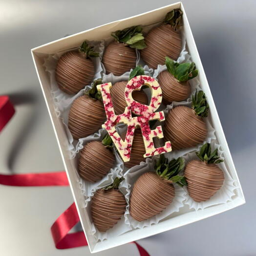 Клубника в молочном шоколаде для девушки Love