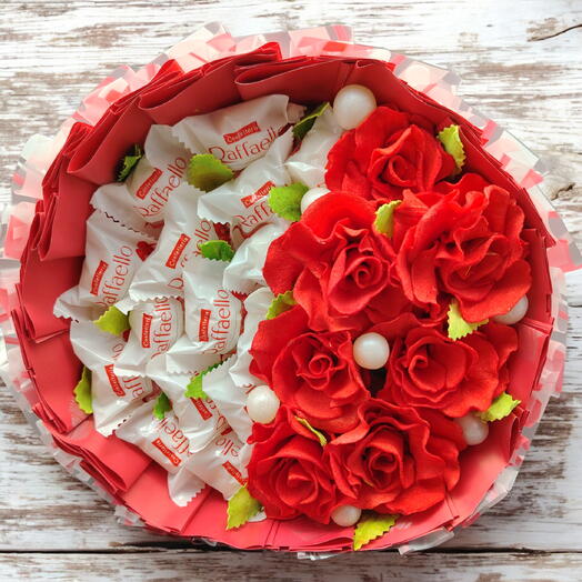 Букет из конфет Raffaello, яблочных роз и жемчужного мармелада