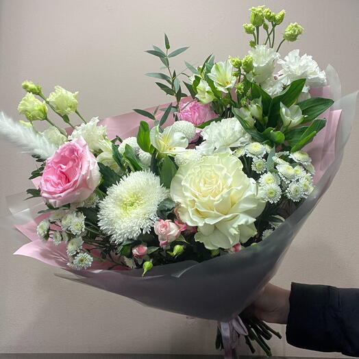 Букет белый с розовой розой