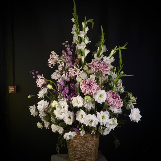 Роскошная корзина с нежными цветами