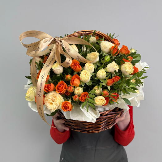 Микс ярких кустовых роз в корзине