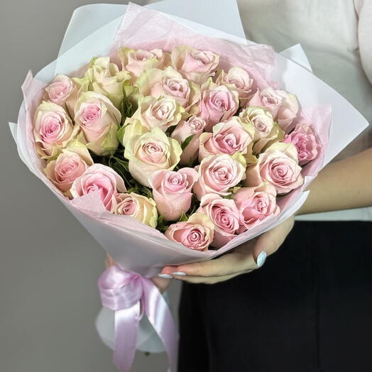 25 нежно розовых роз