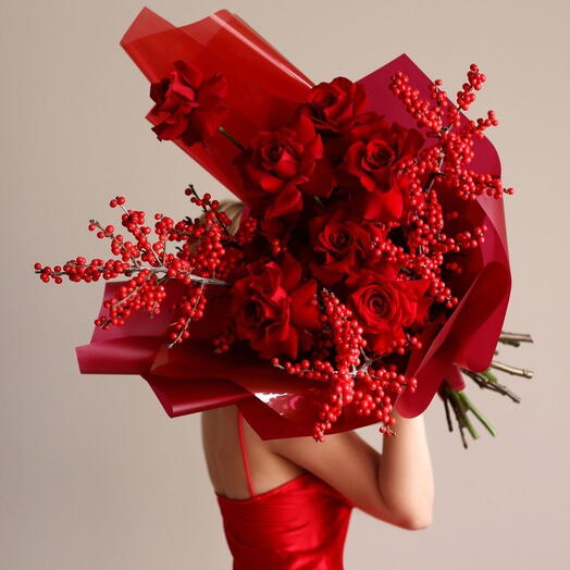 Букет из роз с илексом