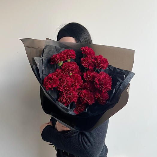 Монобукет из бордовых гвоздик «Влюбляй»