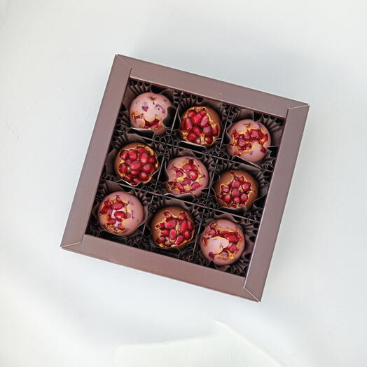 Конфеты "Гранатовые зерна в шоколаде" в коробке на 9 ячеек
