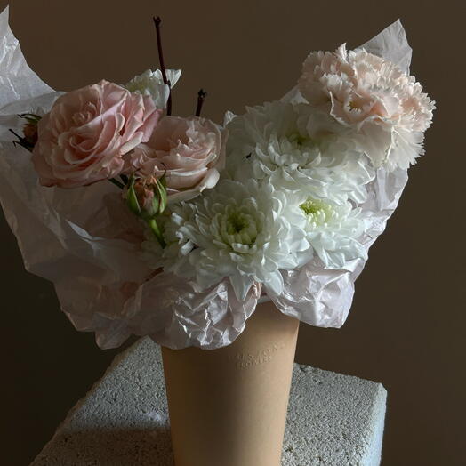 Цветы в стаканчике с розами и диантусом