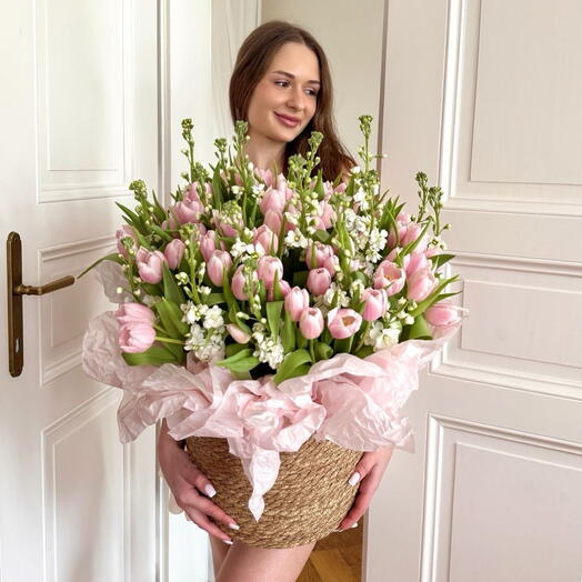 Большой букет розовых тюльпанов и белых цветов в плетеной корзине