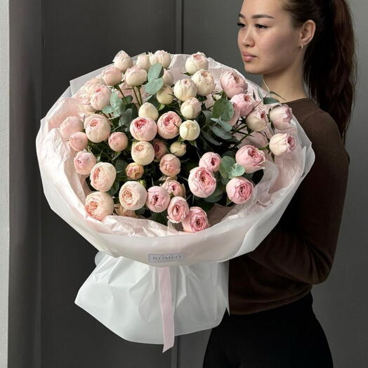 Букет из пионовидных кустовых роз