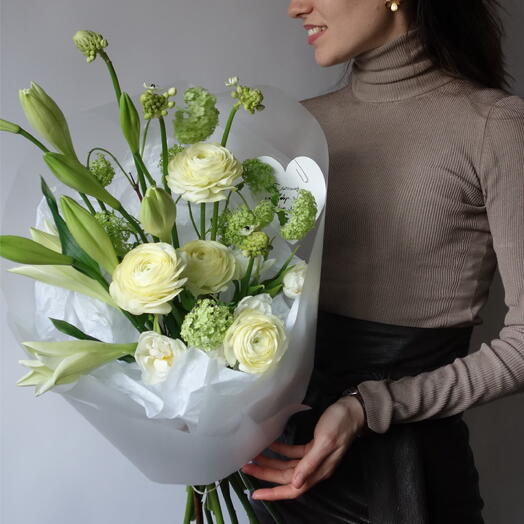 Стойкий букет с лилиями, ранункулюсами и тюльпанами