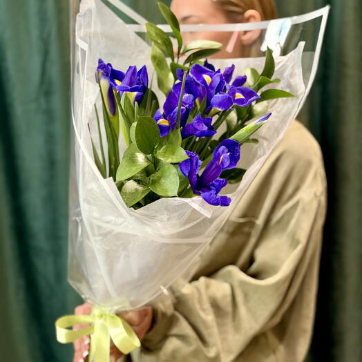 Букет из 7 ирисов с рускусом