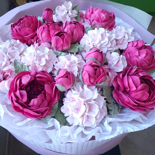 Ramo de flores de malvavisco. Peonías redondas y hortensias. Diámetro 25cm