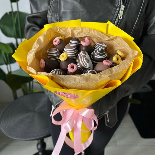 Букет "Луч света" из клубники в тёмном и молочном шоколаде 🍫🍓
