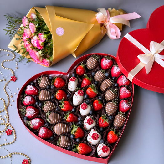 Большое сердце L из клубники в бельгийском шоколаде и букет роз Любовь