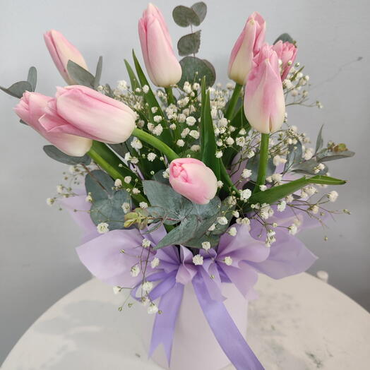 Композиция из тюльпанов, эвкалипта и гипсофилы