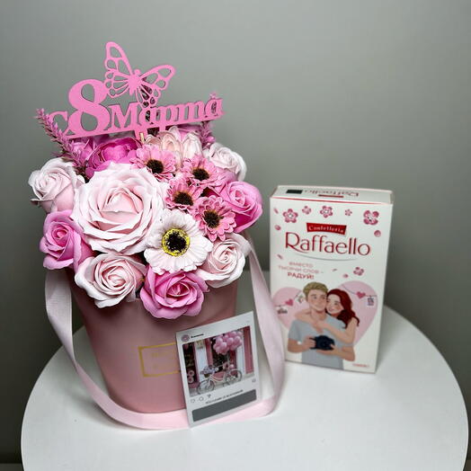 Набор на 8 марта из букета из мыльных цветов, конфет raffaello и открытки