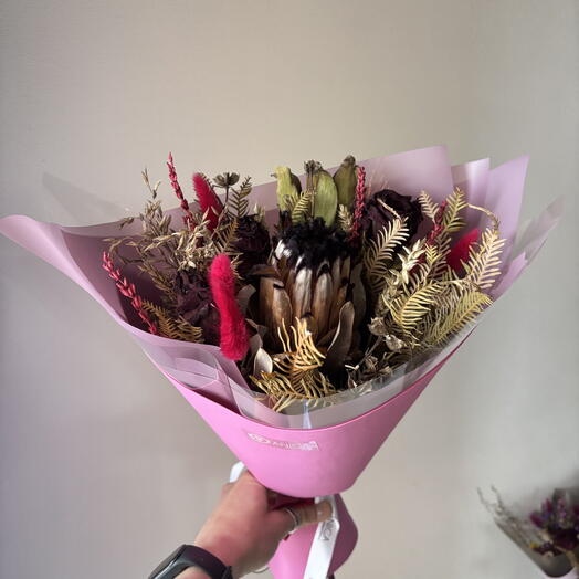 Букет из сухоцветов с протеей и розами