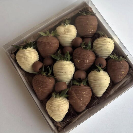 Клубника в белом и молочном шоколаде 🍓👌12 шт