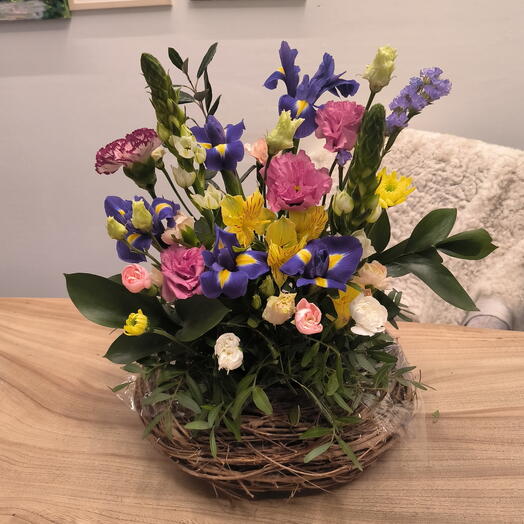 Гнездо с ирисами эустомой гвоздиками и орнитогалумом