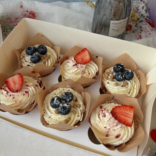 Капкейки 6 шт со свежими ягодами и шариками криспи