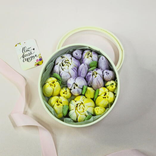 Зефир в форме тюльпанов в шляпной коробке