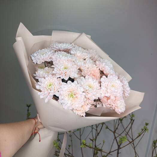 Букет из кустовых персиковых хризантем Алтай